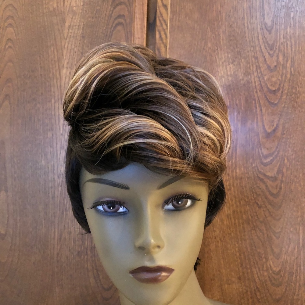 Short synthetic wig